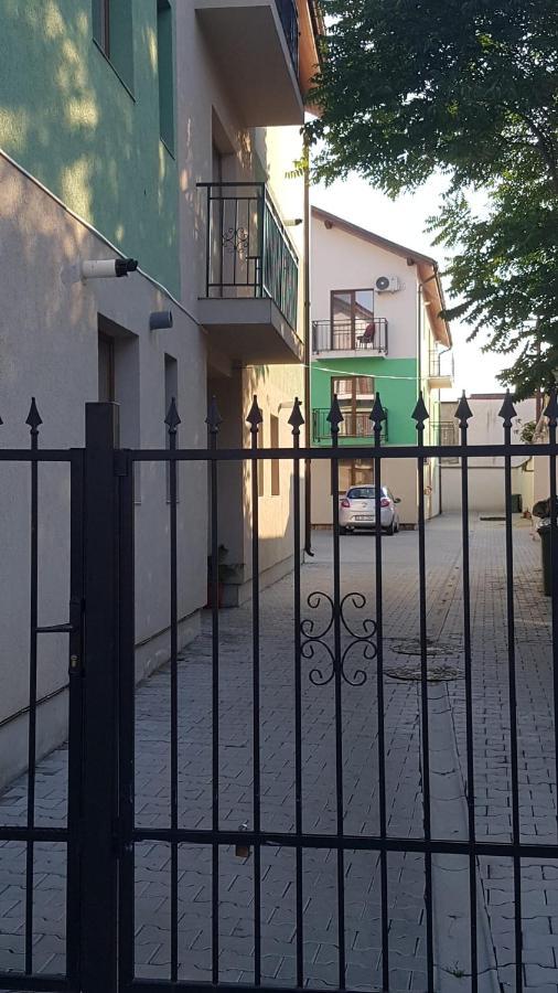 Apartament Teo Caransebes Luaran gambar